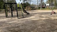 Lasten leikkipuisto hiljaisena kevätpäivänä.