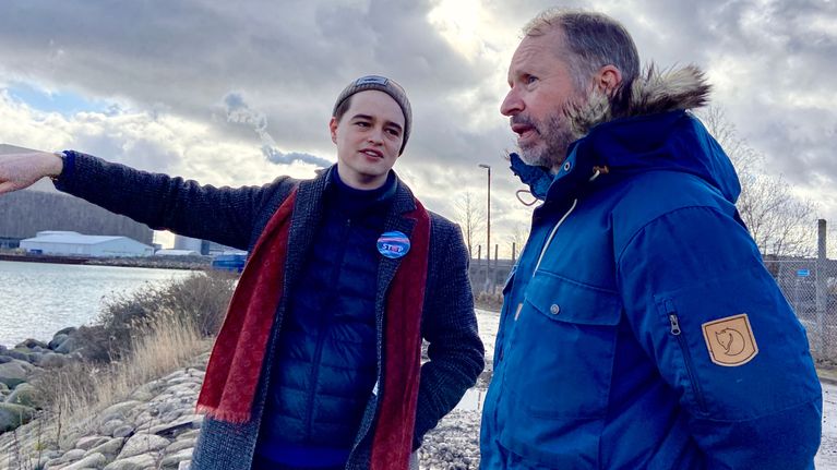 Kuvassa seisoo merenrannalla kaksi miestä, jotka ovat Stop Lynetteholm -liikkeen aktiivi Nicholas Woollhead ja Tanskan luonnonsuojelujärjestön puheenjohtaja Michael Løvendal Krus.
