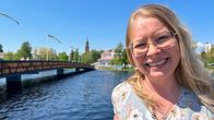Anna-Kristiina Mikkonen, taustalla silta ja vettä.