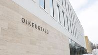Lappeenrannan oikeustalon seinä.