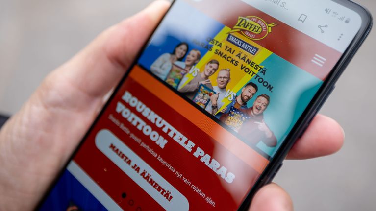 Kuva Taffelin somemainonnasta ja tubettajista kännykän ruudulla, 14.9.2021.