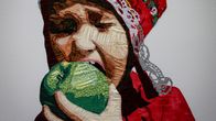 Saamelaisen kulttuurin suurnäyttely Oulun taidemuseossa teos missä tyttö syö omenaa. Teos tehty kankaista.