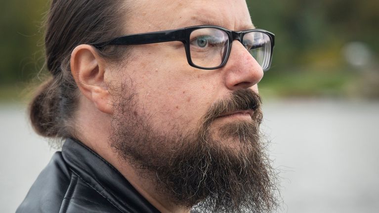 Jarkko Hakulinen istuu Valkeisenlammenrannalla Kuopiossa.