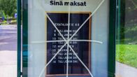 Perussuomalaisten vaalimainoksen päälle on vedetty teipit Helsingin Viipurinkadulla.