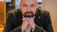 Mikko Kärnä katsoo suoraan kameraan työhuoneessaan.