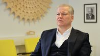 Pyhäjoen kunnanjohtaja Matti Soronen istuu työhuoneessaan.