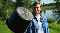 Toimittaja Hanna Juopperi pitää paarmaämpäriä kädessä