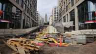 Kuvassa Helsingin Siltasaarenkatu remonttityön alla Kalliossa. Sivuilla näkyvät metroaseman kyltit ja taka-alalla Kallion kirkko. 
