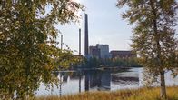 Mäntän vanha piippu ja Mäntän Energian rakennukset Koskelanlammen yli kuvattuna