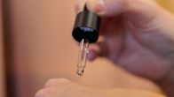 CBD öljyä laitetaan pipetillä iholle.