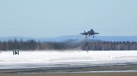 Yhdysvaltalainen F35-hävittäjä nousee ilmaan sotilasharjoituksissa Alaskassa.