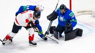 Ryan O´Reilly kämpar om pucken i matchen mot Slovenien. 