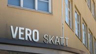 Verohallinnon pääkonttori, jonka seinässä lukee "vero, skatt"