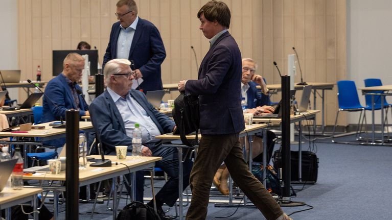 Ilkka Sasi poistuu Tampereen kaupunginvaltuuston kokouksesta.