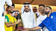 Kuvassa QOC:n puheenjohtaja, sheikki Joaan bin Hamad Al-Thani, joka pitelee käsissäänn jalkapallon Qatar Cupin pokaalia Abdullah bin Khalifa Stadionilla Dohassa, Qatarissa. 