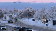 Sininen hetki talvi-iltapäivässä kaupungin keskustassa joen rannalla.