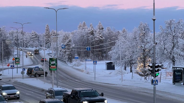 Sininen hetki talvi-iltapäivässä kaupungin keskustassa joen rannalla.