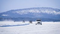 Autoja ajaa jäätiellä.