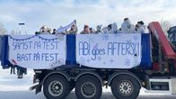 Abiturienter vid Karis-Billnäs gymnasium firar penkis på lastbilsflak.