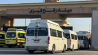 Ambulansseja ja pakettiautoja Rafahin rajanylityspaikalla.