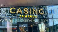Casino Tampereen sisäänkäynti ja kullansävyinen nimikyltti.