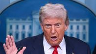 Presidentti Donald Trump puhuu Valkoisen talon logo taustalla.