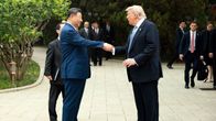 Xi Jinping ja Donald Trump kättelevät.