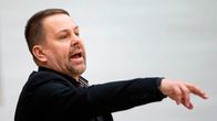 Mika Haakana valmentaa koripalloilijoita.