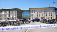 Poliisiautoja Vähäjärven koululla Pirkkalassa 20. toukokuuta 2025. 