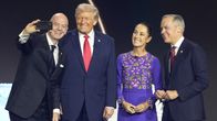 USA:s president Donald Trump, Mexikos president Claudia Sheinbaum och Kanadas premiärminister Mark Carney poserar för en selfie med Gianni Infantino, FIFA:s president, under den officiella lottningen för fotbolls-VM 2026.