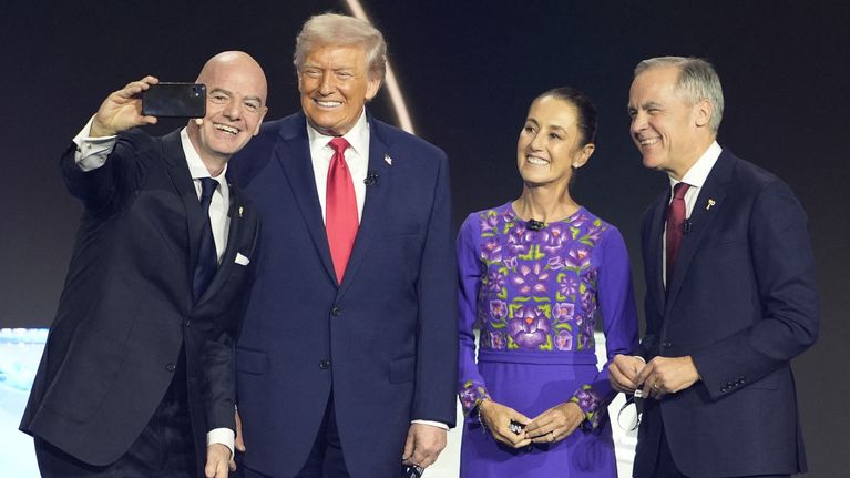USA:s president Donald Trump, Mexikos president Claudia Sheinbaum och Kanadas premiärminister Mark Carney poserar för en selfie med Gianni Infantino, FIFA:s president, under den officiella lottningen för fotbolls-VM 2026.