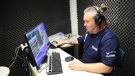 Radio Kaakon Juontaja Robi Schürmann radiostudiossa.