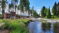Kapea koski, jonka vieressä vanha voimalaistos.
