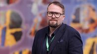 Santeri Seppälä seisoo Mikkelin keskussairaalan pihalla.
