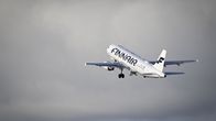 Finnairs flyg uppe i luften. 