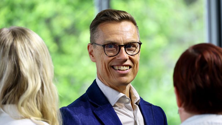 President Alexander Stubb ler mot kameran.