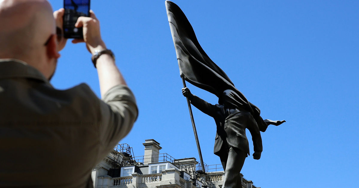 Banksy vahvistaa Lontooseen ilmestyneen patsaan omakseen – teos kritisoi imperialismia
