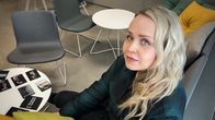 Rikosseuraamustyöntekijä Vilma Lesonen istuu sohvalla ja katsoo kameraan. Henkilökuva.