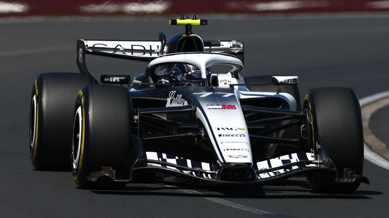 Valtteri Bottas ajaa Cadillacillaan Albert Parkin radalla Melbournessa. 