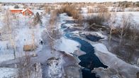 Jäinen joki kulkee haja-asutusalueen halki. 