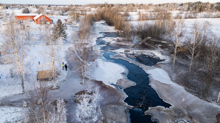 Jäinen joki kulkee haja-asutusalueen halki. 