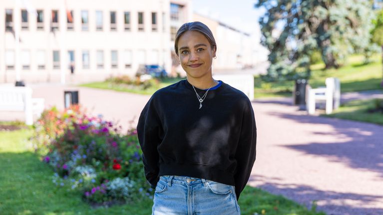 Triatleten Pinja Sandin från Hangö tävlar med ett leende på läpparna ...
