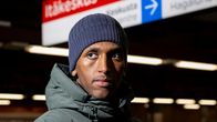 Nyrkkeilijä Ismail Umar poseeraa kameralle Itä-Helsingissä.