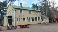 Skolbyggnad i Sockenbacka i Helsingfors.