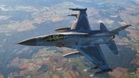 F-16 -hävittäjä ilmassa yläpuolelta kuvattuna.