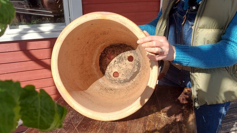 Iso saviastia käännettynä sivulle pohjan reikien näyttämiseksi.