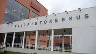 Sisäänkäynti Kokkolan yliopistokeskus Chydeniukseen.
