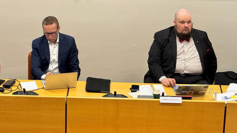 Kainuun hvajohtaja Sami Mäenpää ja Kainuun hvan valtuuston puheenjohtaja Miikka Kortelainen(Vas.) pohtimassa tulevaa.