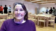 Päivi Rantanen istuu kokoushuoneessa ja katsoo kameraan.
