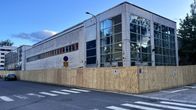 Vanhaa Foorumin kauppakeskusta ympäröi rakennustyömaan aita kaupungin keskustassa.